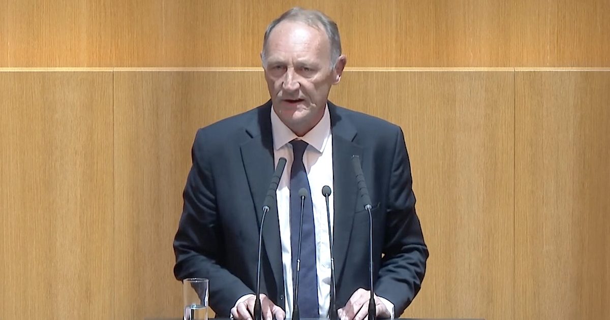 Axel Kassegger bei seiner letzten Rede im Nationalrat (Screenshot Mediathek Parlament, 10.7.26)