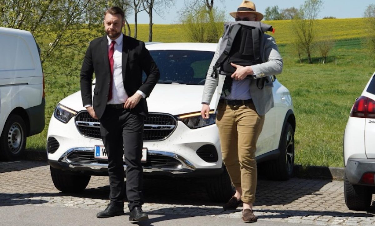 Viktor Erdesz trifft beim "Jungeuropa-Verlagstreffen" in Altenburg/Thüringen ein (Foto: Pixelarchiv)
