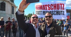 Leo Lugner (rechts; damals noch Kohlbauer bei der FPÖ-Kundgebung gegen Corona-Maßnahmen vor dem Identitären-Transparent – links Martin Sellner (Foto: Presseservice Wien, 20.5.20)
