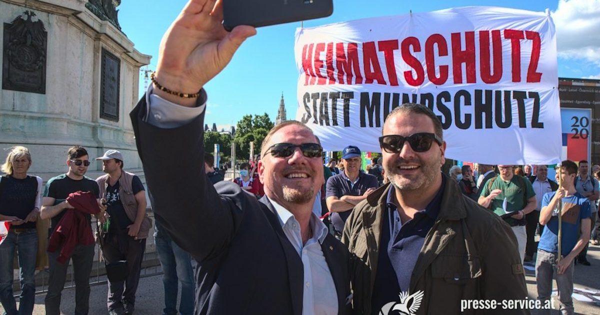 Leo Lugner (rechts; damals noch Kohlbauer bei der FPÖ-Kundgebung gegen Corona-Maßnahmen vor dem Identitären-Transparent – links Martin Sellner (Foto: Presseservice Wien, 20.5.20)