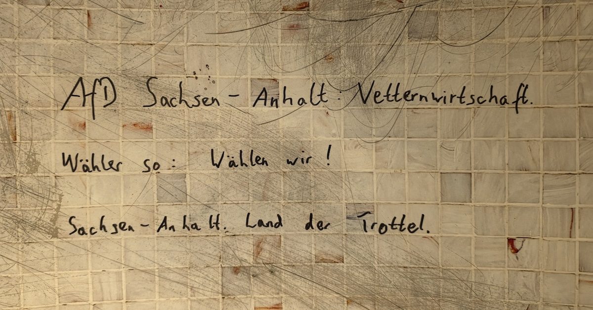 Schmiererei anlässlich der Ergebnisse der Landtagswahlen 2026 in Sachsen-Anhalt auf der Toilette eines Regionalzuges der Deutschen Bahn (Wikimedia, NutzerAusBerlin)