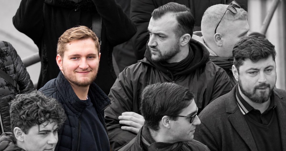 Sebastian Schwaighofer beim rechtsextremen Aufmarsch vor der Türkis Rosa Lila Villa (Foto: Presseservice Wien 16.4.23; nachbearbeitet SdR)