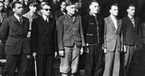 Die Angeklagten im Grazer Prozess 1948: Theodor Soucek, Franz Klinger, Hugo Rößner, Amon Göth, Anton Sehnert und Fritz Schiller 1948 (Foto: LA STMK via Austria-Forum; KI-verbessert durch SdR)