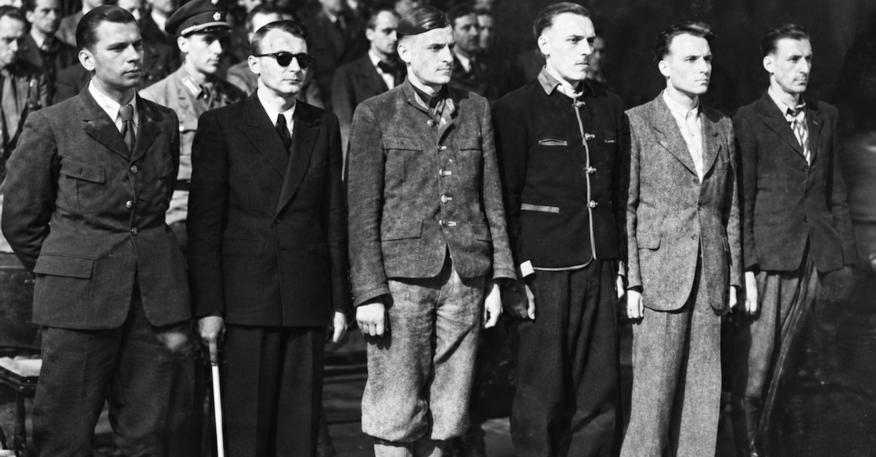 Die Angeklagten im Grazer Prozess 1948: Theodor Soucek, Franz Klinger, Hugo Rößner, Amon Göth, Anton Sehnert und Fritz Schiller 1948 (Foto: LA STMK via Austria-Forum; KI-verbessert durch SdR)