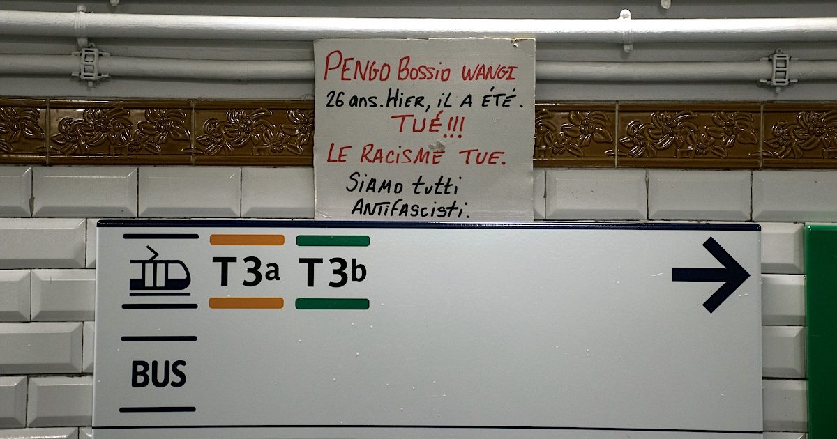 Das Opfer von Trappes: "Pengo Bossio Wangi, 26 Jahre. Gestern wurde er getötet. Der Rassismus tötet. Wir alle sind Antifaschisten." (Paris 24.10.26; Foto: Wikimedia Jules)