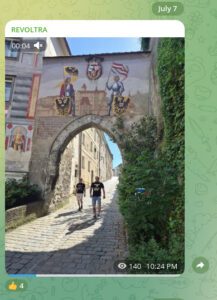 Revoltra-Inszenierung: Armin L. und Roy D. posieren mit rechtsextremer Mode in der Innenstadt von Steyr. (Screenshot TG, 7.7.26)