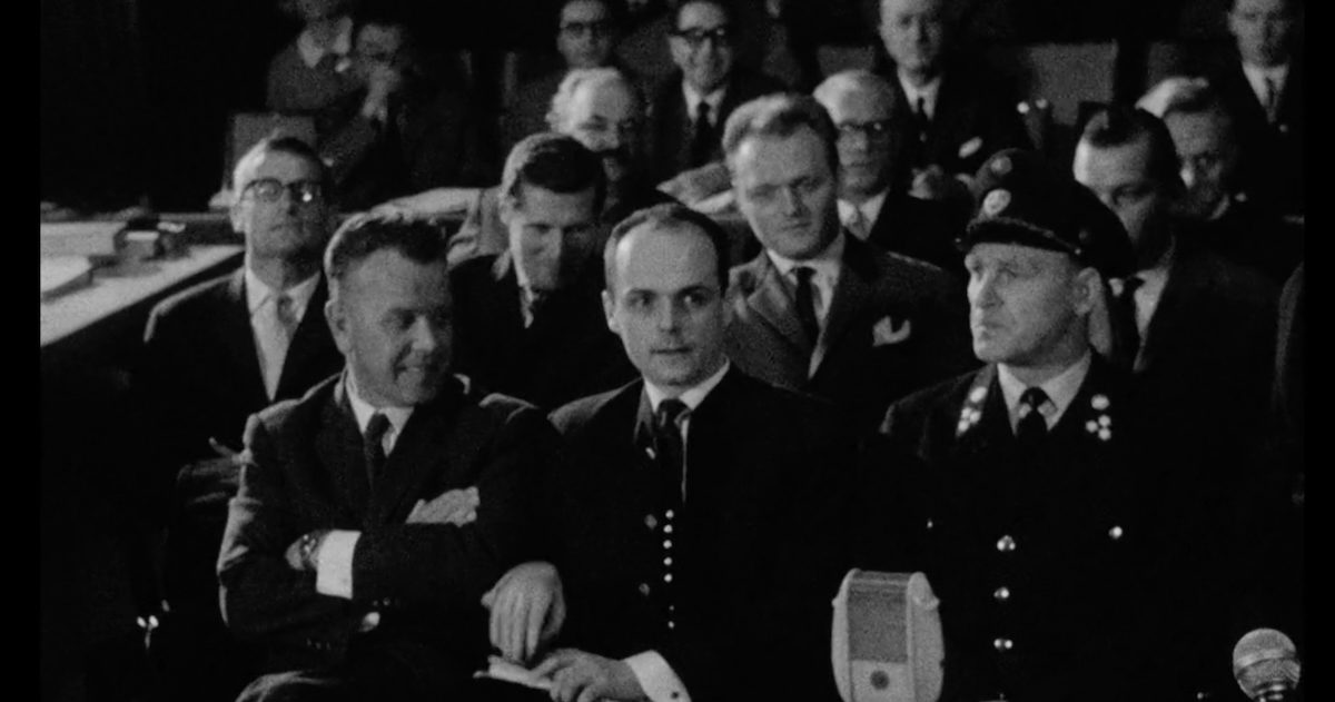 Südtirolprozess 1965 in Graz: 22 Angeklagte; vorne in der Mitte Norbert Burger (Screenshot ARD "Freiheitskampf · Südtirol-Prozess in Graz 1965")