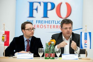 Gerhard Deimek (re.) bei einer FPÖ-Pressekonferenz... - Bildquelle: Wikipedia/Cicero39, frei unter CC 3.0