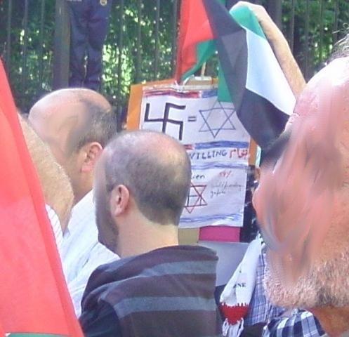 Gleichsetzung von Israel mit den Nazis auf einer Kundgebung