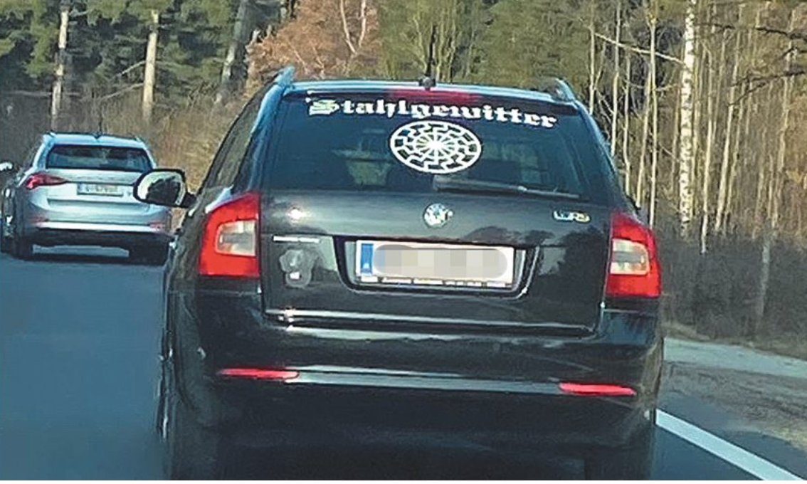 "Stahlgewitter" und "Schwarze Sonne" auf der Heckscheibe