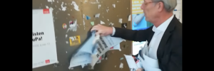 Jörg Baberowski beim Abreissen von Plakaten (Quelle: YouTube)