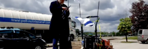Parkplatz an der Bundesstraße, Ehrlich müht sich bei der Fernbedienung, Israelfahne