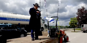 Parkplatz an der Bundesstraße, Ehrlich müht sich bei der Fernbedienung, Israelfahne