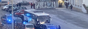 Bus von T. in Wien polizeilich angehalten (Foto: Twitter @betonblau)