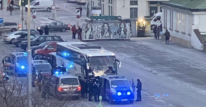 Bus von T. in Wien polizeilich angehalten (Foto: Twitter @betonblau)