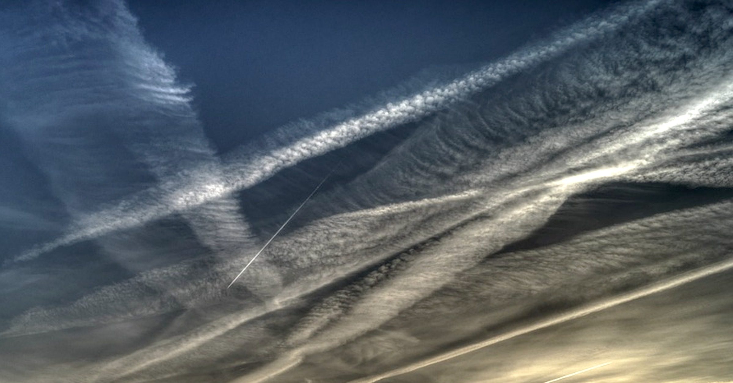 "Chemtrails" (Kondensstreifen)