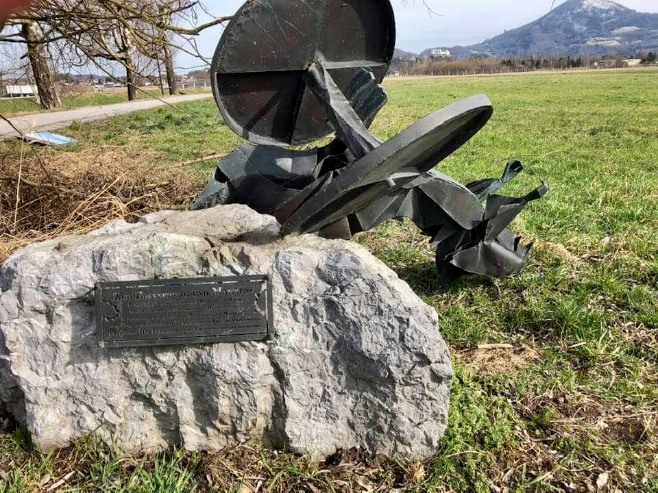 Schwer beschädigtes Roma-/Sinti-Mahnmal in Salzburg Leopoldskron (Foto Radiofabrik)