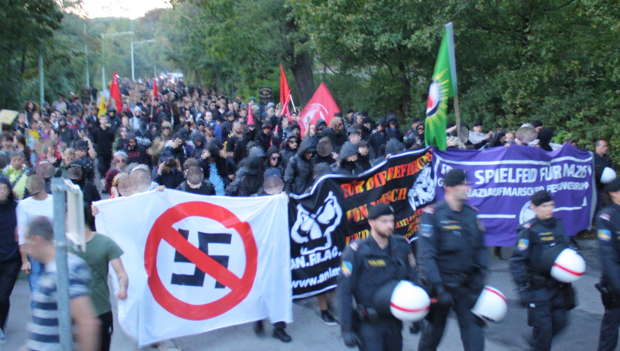 Auch am Kahlenberg sahen sich die Identitären mit antifaschistischen Protesten konfrontiert