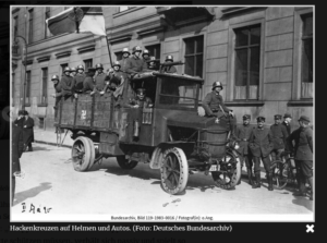 Brigade Ehrhardt mit umgedrehtem Hakenkreuz (Foto: Deutsches Bundesarchiv)