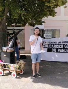 Nikolas Brunnäcker bei einer antifaschistischen Demo in Eisenstadt