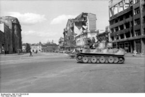 Deutsche Wehrmacht im zerstörten Charkiw 1943 (Bundesarchiv)