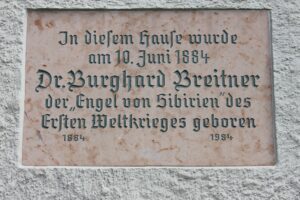 Ehrentafel für Breitner an seinem Geburtshaus in Mattsee/Sbg. (Von Anton-kurt - Eigenes Werk, CC BY-SA 3.0 https://commons.wikimedia.org/w/index.php?curid=23526624)