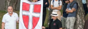 Charous (links vom Banner) und Wischniowski (rechts vom Banner) beim Kahlenberg-Aufmarsch 2020 (© PresserService Wien)