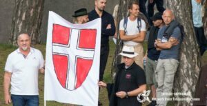 Charous (links vom Banner) und Wischniowski (rechts vom Banner) beim Kahlenberg-Aufmarsch 2020 (© PresserService Wien)