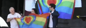 Mittas, Klausnitzer und Mann mit Kilt beim Zerreissen der Regenbogenfahne