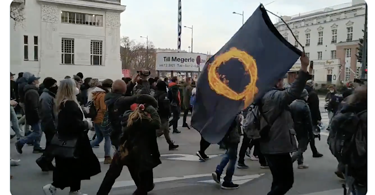 Demo in Wien am 31.1.21: QAnon an der Spitze (Scrennshot aus Twitter-Video Markus Sulzbacher)