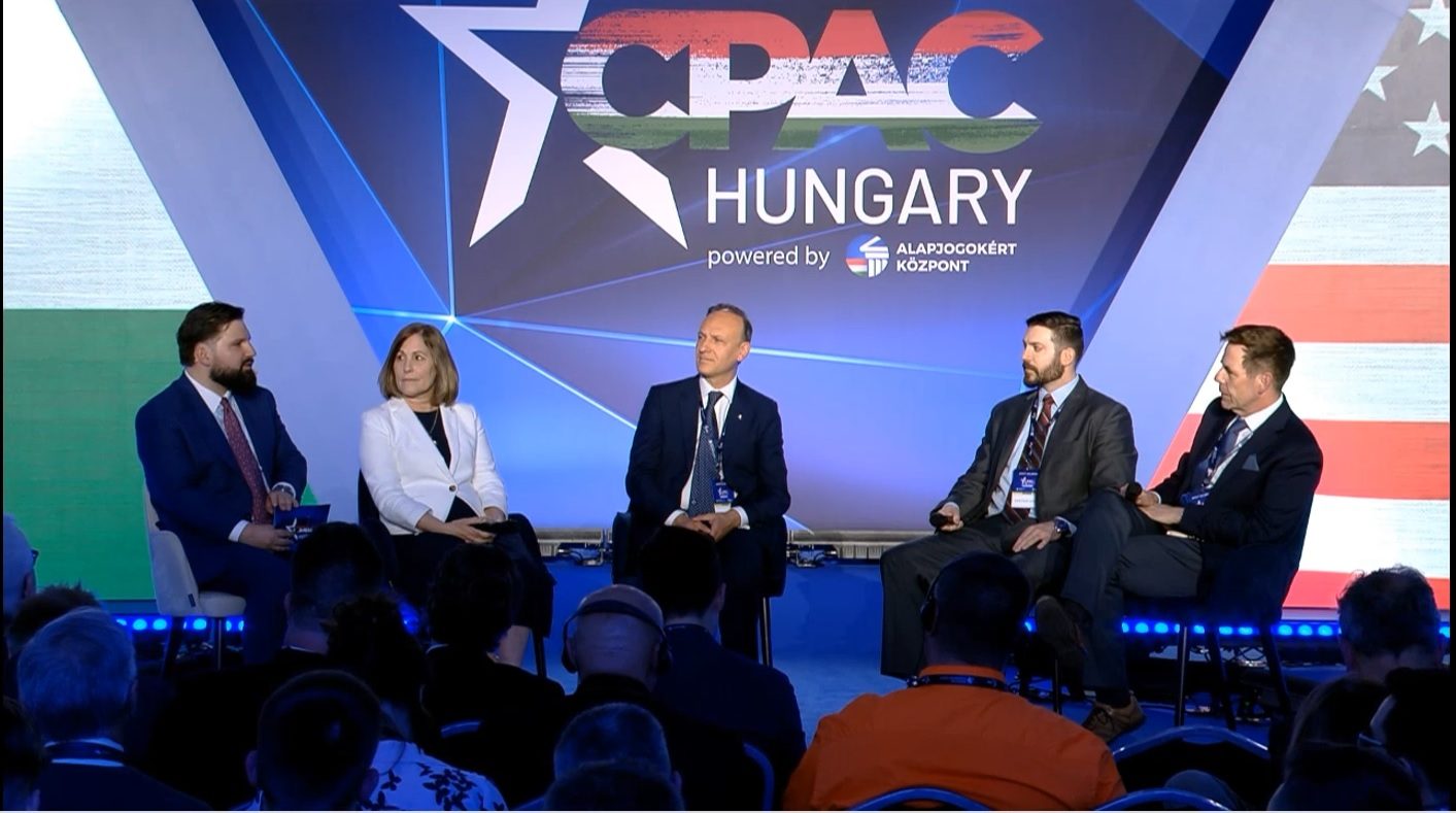 Illustre rechte Runde auf der CPAC-Konferenz in Ungarn. V. l. n. r.: István Kovács, Valerie Huber, Guglielmo Picchi, Mark Ivanyo, Harald Vilimsky.