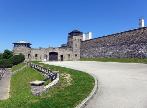 John Gudenus machte sich während einer Besichtigung der Gedenkstätte Mauthausen über Bilder von Häftlingen lustig - Bildquelle: Wikipedia/Dnalor 01, frei unter Creative Commons 3.0.
