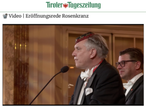 Walter Rosenkranz (AB! Libertas) mit Deckel bei der Eröffnungsrede, Udo Guggenbichler im Hintergrund (Screenshot Video TT)