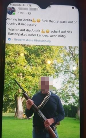 F.S. (St. Peter/Hart): Mit Waffen gegen die "fucking Antifa"; S. selbst mit Gewehr und Patronengürtel