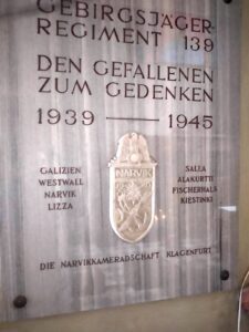 Gedenktafel Gebirgsjägerregiment 139 in der Kirche St. Egid mit NS-Reichsadler (© SdR)