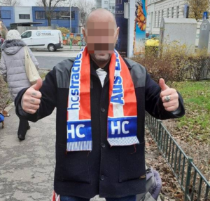 Gerhard S. mit HC Strache-Fanschal (Screenshot FB)
