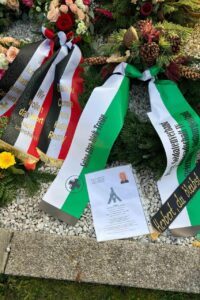 Kranz der Kameradschaft IV Steiermark – Südburgenland mit Parte und Schleife "Seine Ehre hieß Treue" – links davon Kranz mit Schleife in den Farben der Reichskriegsflagge von Nils Larisch, dessen Frau Connie u.a. (Foto: Presseservice)