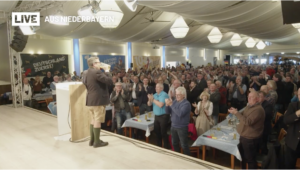 Gerald Grosz in Lederhose bei der AfD (Screenshot YT AfD Bayern)