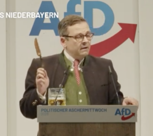 Gerald Grosz führt sein mitgebrachtes Messer vor (Screenshot YT AfD Bayern)