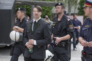Polizisten eskortierten Harald Z., am Rande der Demo in Graz... - Bildquelle: Peter Palme.