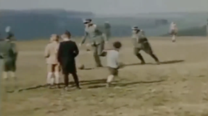 Idylle als Kontrast zum Krieg der Alliierten: Wehrmachtssoldaten spielen mit Kindern Fußball