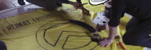 Die Identitären bei der Transparentherstellung: gleiche Fließen wie in der Arminia-Bude