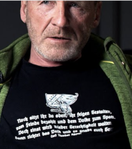 Johann Gaiswinkler mit T-Shirt und Neonazi-Gedicht – feige Gestalten (Screenshot YouTube "Auf ein Wort")