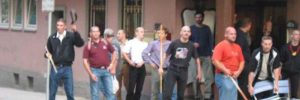 Gewaltbereite Neonazis in Kassel 2002: Neonazis mit dem Tatverdächtigen Stephan E. mit Stuhl in der Hand (1.v.r.) – Bildrechte: NSU Watch