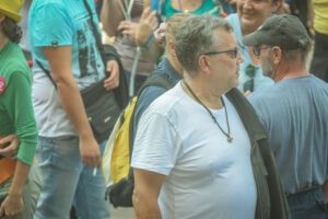 Gottfried Küssel mit Thorshammer-Kette auf der Demo am 11.9.21 in Wien (Foto: Thomas Witzgall)