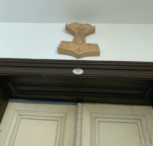 Thorshammer über dem Eingang einer Küssel-Wohnung