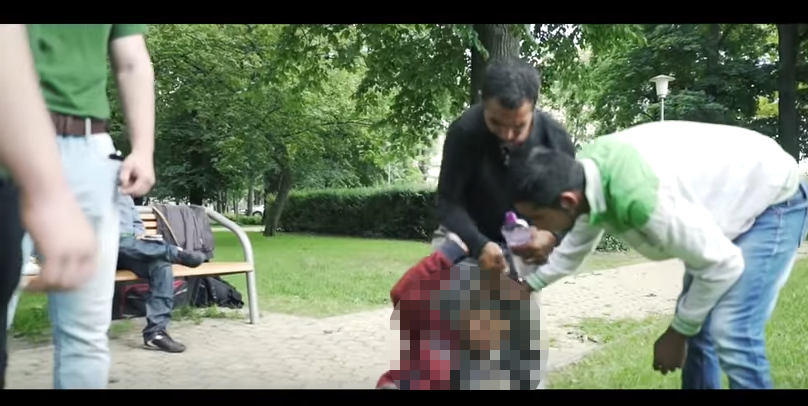 Schläger der Faschistenpartei L-SNS bei einer Attacke auf einen als Rom identifizierte Person - Quelle: youtube