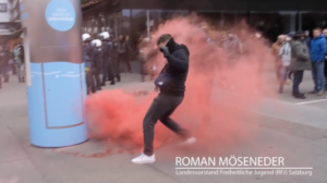 Roman Mösender kickt Rauchbombe in Richtung Polizei (Screenshot Video Presseservice)