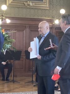 Karl Pfeifer erhält vom Wiener Bürgermeister Michael Ludwig das Goldene Verdienstzeichen des Landes Wien (21.3.22)