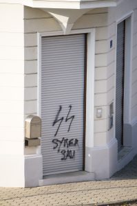 Das Nazi-Graffiti in Pinkafeld (SS, Syrer-Sau) - Bildquelle: Die Grünen Pinkafeld